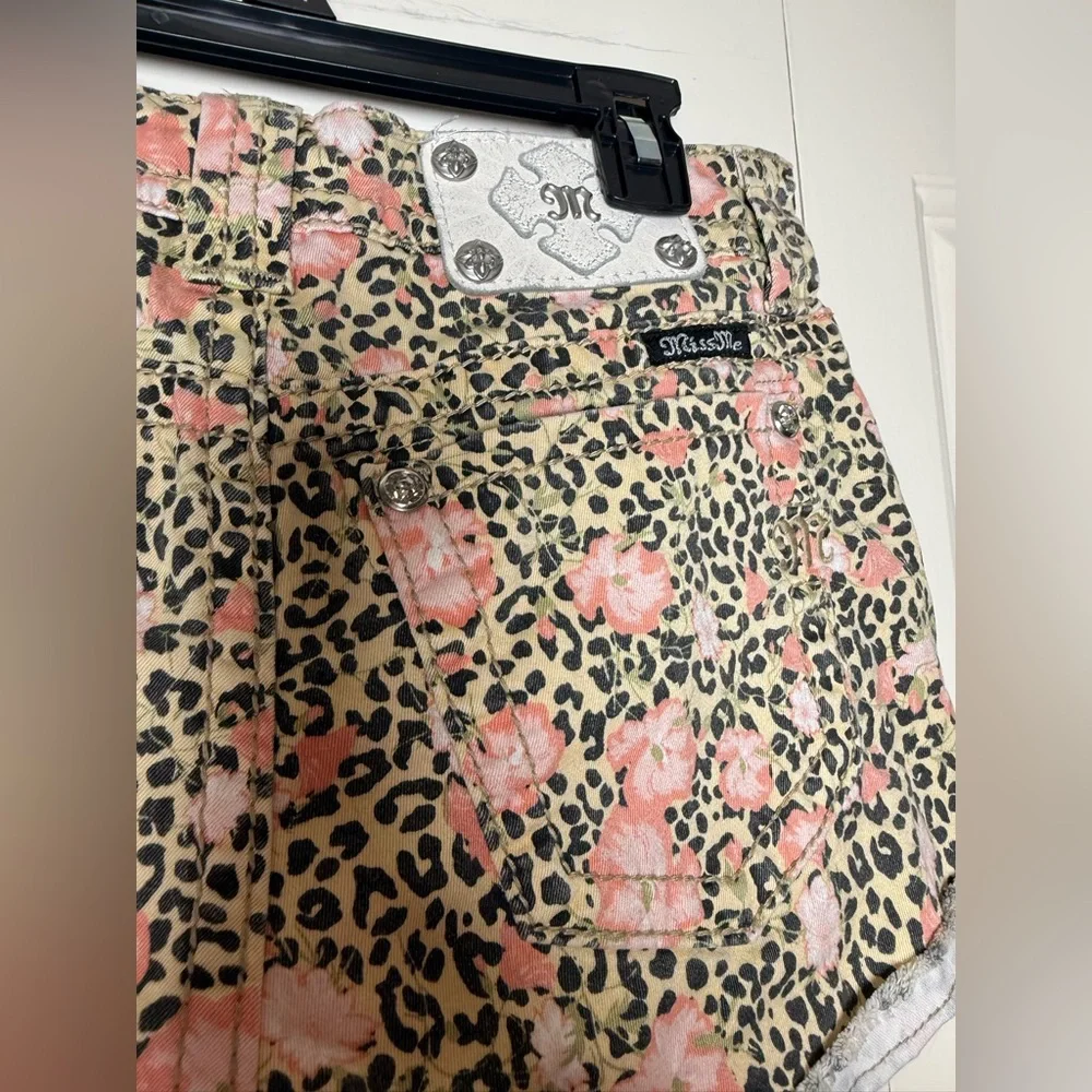 Miss Me‎ low-rise hibiscus floral leopard print fray denim shorts